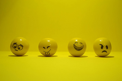 Pelotas amarillas mostrando diversas emociones