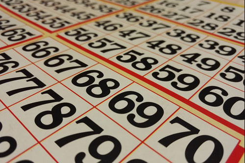 Imagen de tabla numerada para mesa de bingo
