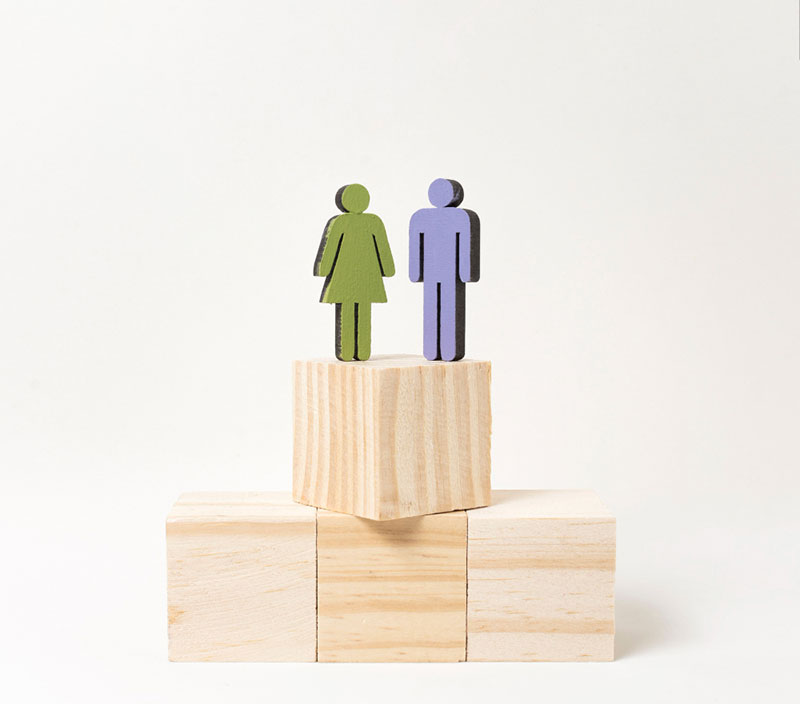 Mujer y hombre de pie