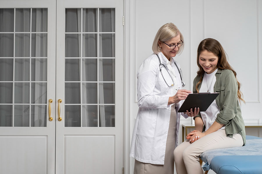 Doctora charlando con paciente