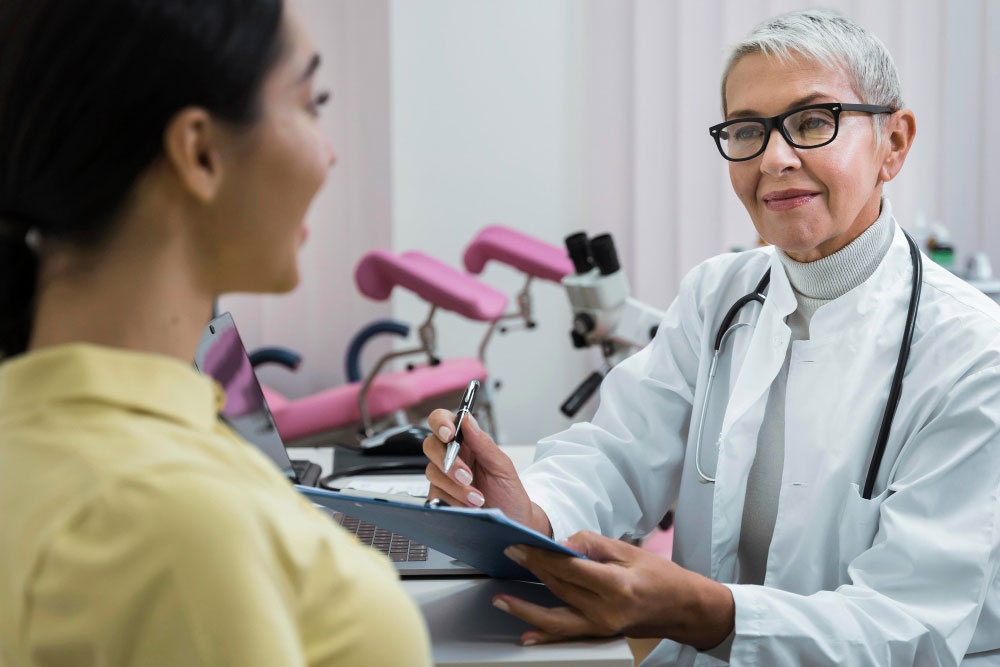 Médico completando un formulario