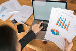 Datos presentados en gráfica de barras y de columnas