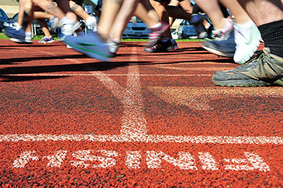 Imagen que muestra los zapatos de corredores en maratón