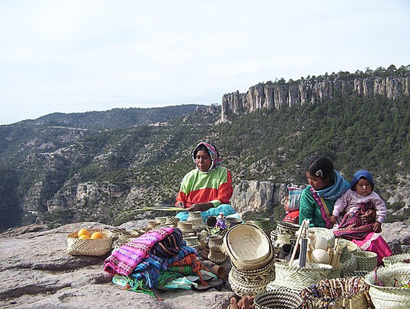 Mujeres tarahumaras vendiendo cestas