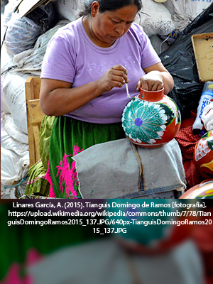 Mujer decorando vasija