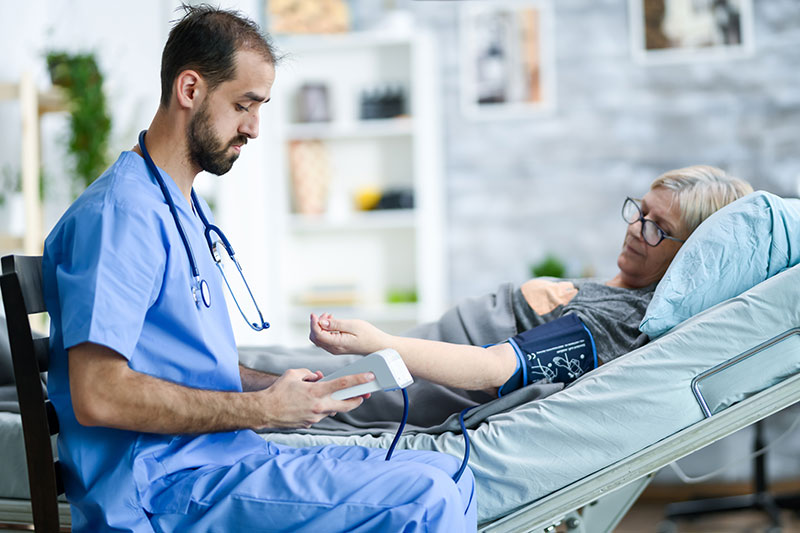 Médico atendiendo a paciente
