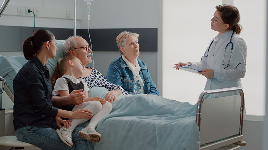 Doctora explicando el diagnóstico al paciente y a la familia.
