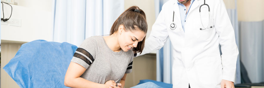 Doctor atendiendo a paciente con dolor