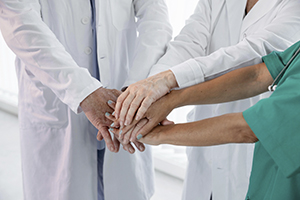 Manos de equipo médico multidisciplinario