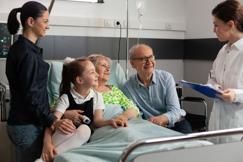 Profesional de salud con paciente y brindando apoyo a familiares que se encuentran con ella