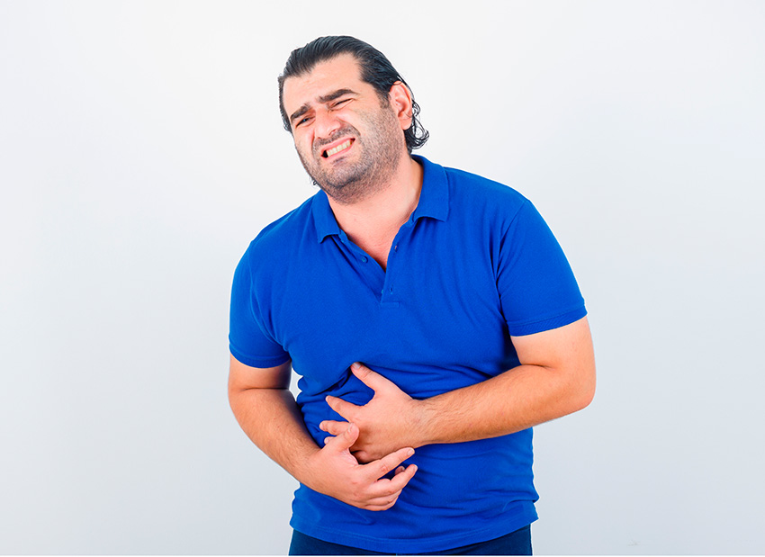 Persona con inflamación del colon