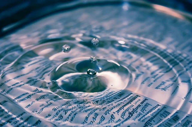 Agua que en el fondo deja entrever palabras