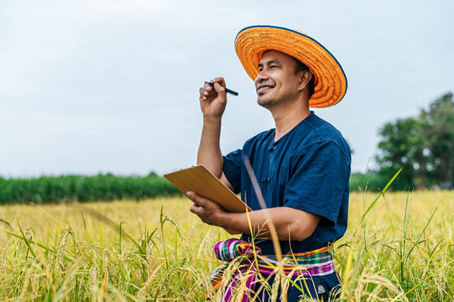 hombre haciendo anotaciones en el campo