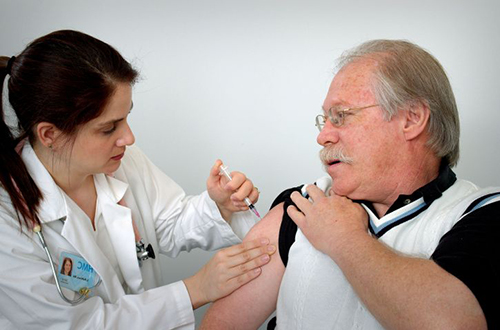 enfermera vacunando a un hombre