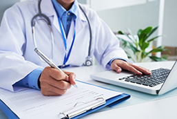 Médico haciendo anotaciones.
