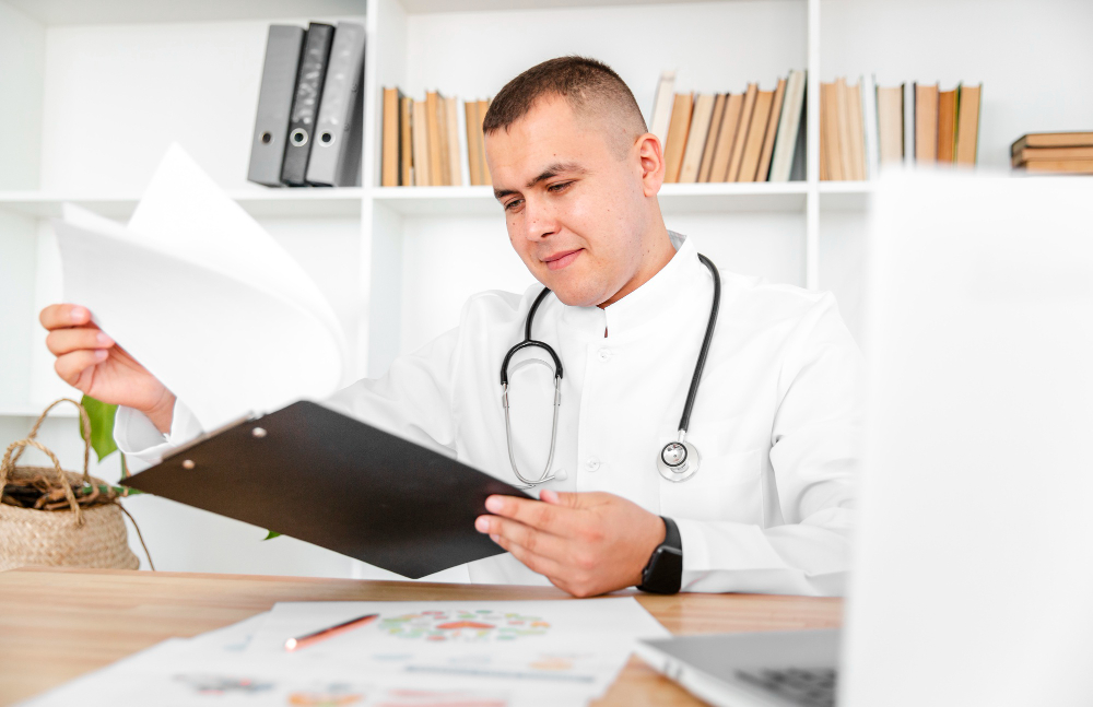 Médico revisando un diagnóstico.