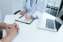 Médico con paciente.