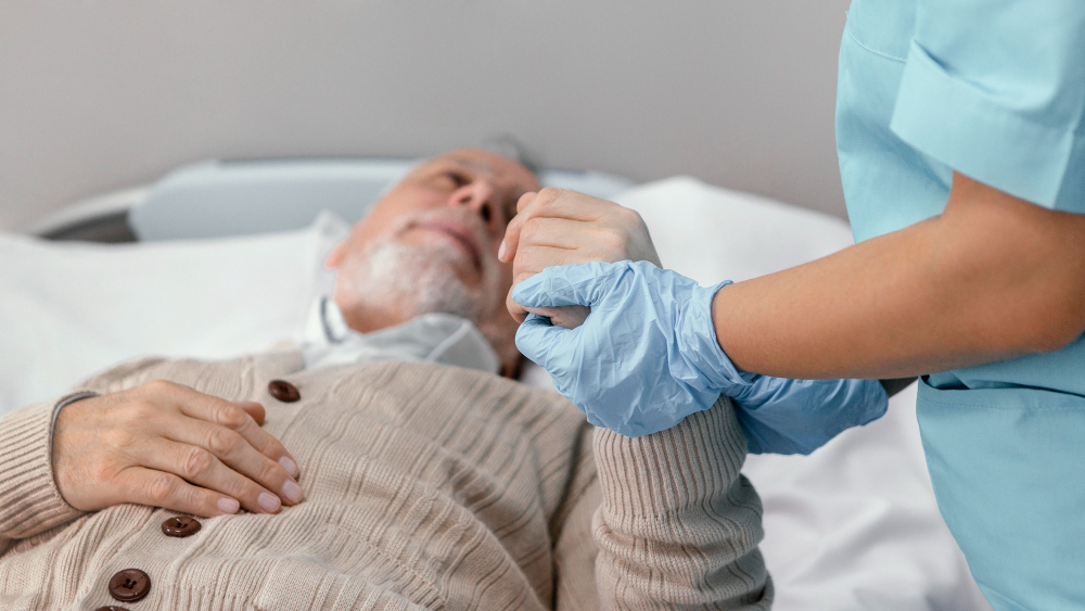 Personal médico cuidando a una persona de la tercera edad 