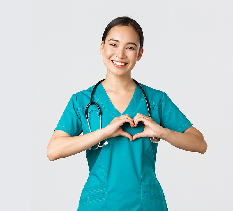 Enfermera sonriendo, formando un corazón con las manos. Enfermera sonriendo, formando un corazón con las manos.