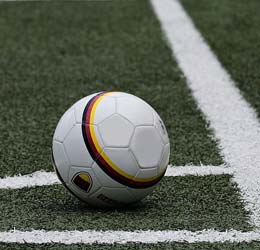 Fotografía de balón en la esquina de la cancha.