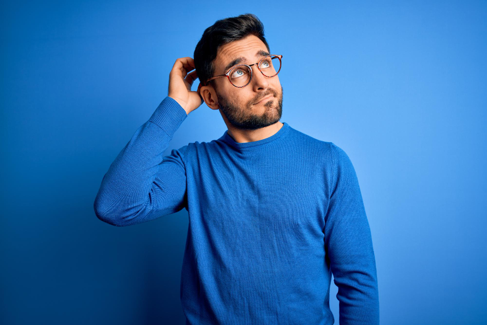 Hombre pensando acerca de la diferencia entre ética y moral