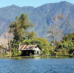 Lago con casas alrededor