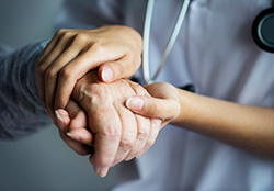 Mano de enfermera sosteniendo la mano de su paciente. Mano de enfermera sosteniendo la mano de su paciente.