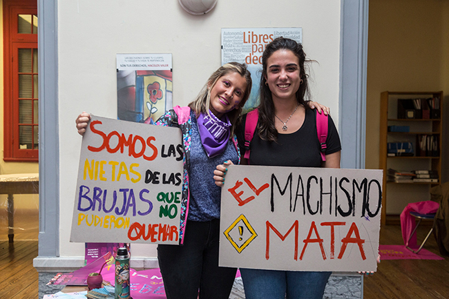 Dos mujeres en alguna protesta contra la violencia de género.