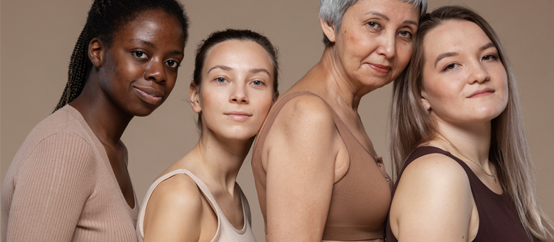 Mujeres juntas con diferentes colores de piel.