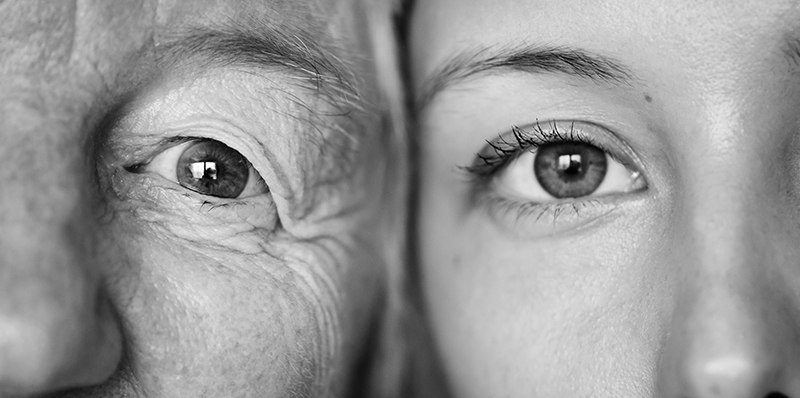 Dos mujeres de diferente edad.