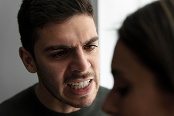 Hombre gritando a una mujer. Hombre gritando a una mujer.