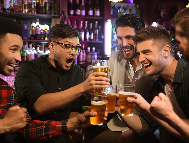 Jóvenes bebiendo alcohol