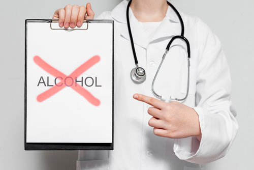 personal médico, mostrando la palabra alcohol y su prohibición