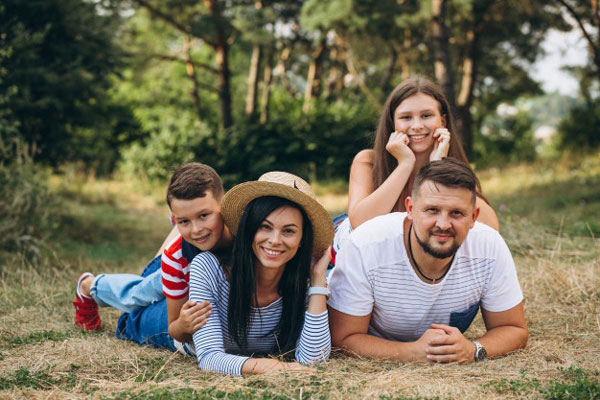 padres con sus dos hijos sonriendo