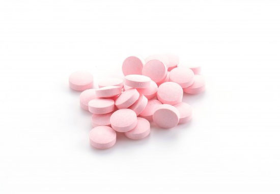 pastillas rosas sobre un fondo blanco