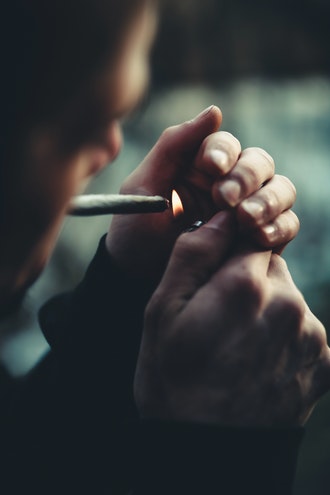hombre encendiendo un cigarro de marihuana