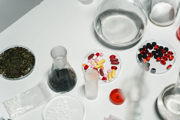 distintos tipos de sustancias adictivas sobre una mesa blanca