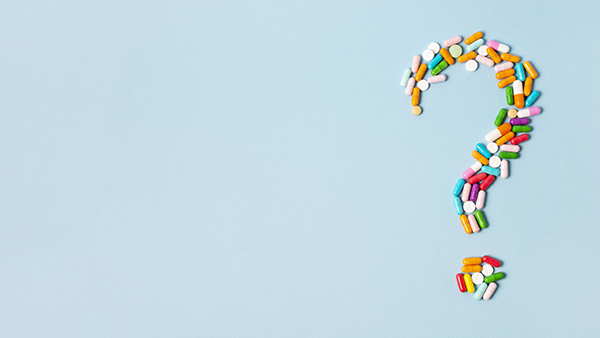 signo de interrogación formado por pastillas de colores