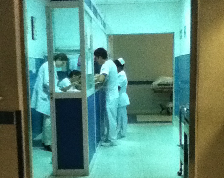 Personal de enfermería hablando sobre la salud de un paciente.