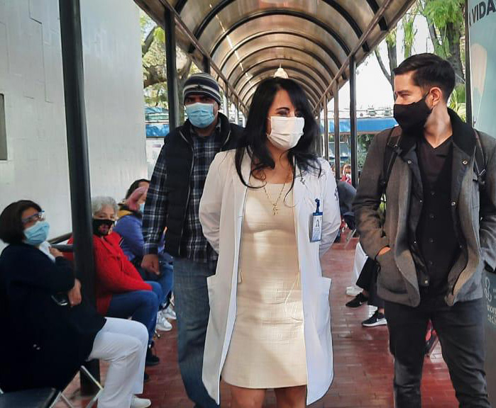Doctora mexicana con población diversa